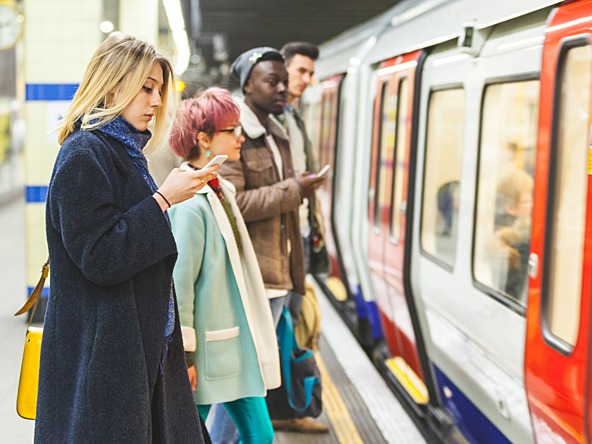 Commuting travel mobile tube_crop